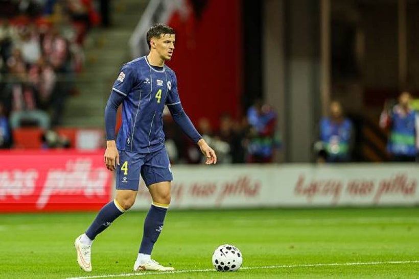 إنتر ميلان وبرشلونة يراقبان مدافع ليدز يونايتد